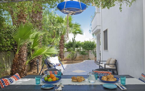 Villa Marlene: Meubles, Propriété, Aliments, Table, Plante, Ciel, Vaisselle, Bleu Azur, Bleu, Bâtiment