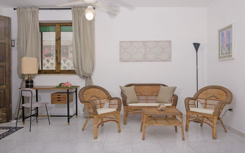 Villa Marlene: Meubles, Bâtiment, Table, Propriété, Chaise, Bois, Maison, Design Intérieur, Sol, Rideau
