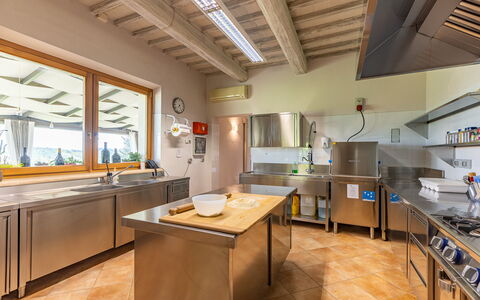Villa Le Buche: Propriété, Meubles, Cabinetry, Table, Bâtiment, Comptoir, Cuisine, Bois, Design Intérieur, Maison