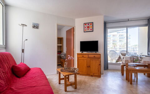 Canet-Plage 650: Meubles, Propriété, Table, Cadre, Fenêtre, Cabinetry, Bâtiment, Bois, Plante D'Appartement, Chaise