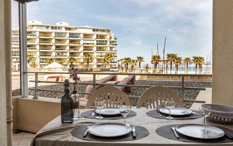 Canet-Plage 650: Table, Ciel, Vaisselle, Meubles, Propriété, Bâtiment, Chaise, Fenêtre, Vaisselle, Nuage