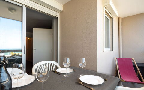 Canet-Plage 670: Table, Meubles, Propriété, Chaise, Bâtiment, Bois, Design Intérieur, Architecture, Confort