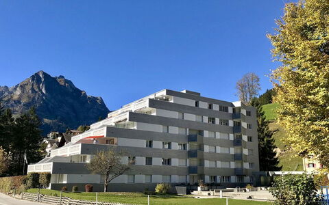 Sunnmatt West Wohnung 934: Ciel, Plante, Bâtiment, Nuage, Fenêtre, Arbre, Maison, Bois, Design Urbain, Pente