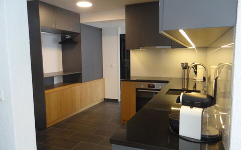 Sunnmatt West Wohnung 934: Comptoir, Sol, Design Intérieur, Cuisine, Sol, Bois, Cabinetry, Plafond, Meubles, Luminaire