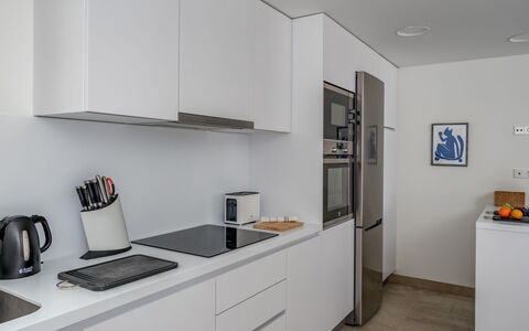Estepona 114: Cabinetry, Blanc, Bâtiment, Produit, Appareil De Cuisine, Cuisine, Cuisinière, Électroménager, Cooktop