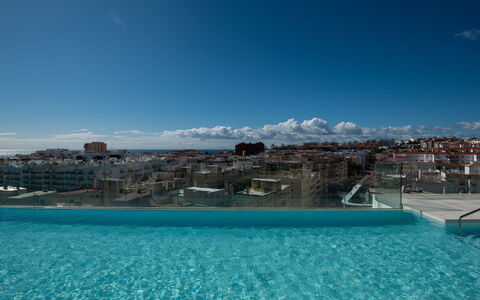 Estepona 114: Ciel, Nuage, L'Eau, Ressources En Eau, Bleu, Bâtiment, Piscine, Cotiers Et Relief Océaniques, Loisir, Horizon
