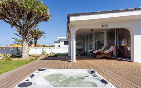 Las Aguilas: Plante, Ciel, Propriété, Jour, Bâtiment, Ombre, Fenêtre, Architecture, Arbre, Loisir
