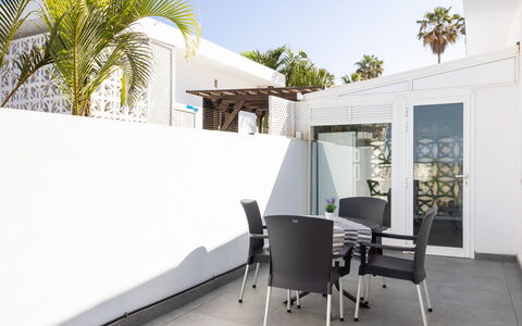 Las Aguilas: Propriété, Ciel, Bâtiment, Ombre, Arbre, Chaise, Architecture, Design Intérieur, Mur, Arecales