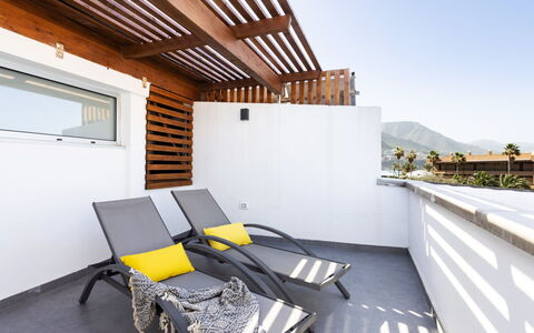 Las Aguilas: Bâtiment, Propriété, Ciel, Fenêtre, Bois, Ombre, Architecture, Design Intérieur, Condominium, Sol