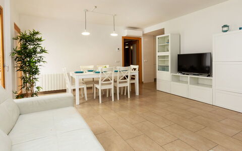 Blue Tossa: Propriété, Meubles, Plante, Bâtiment, Plante D'Appartement, Table, Bois, Design Intérieur, Chaise, Sol