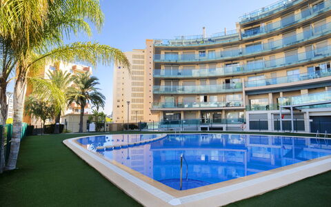 Borumbot: Ciel, Bâtiment, Plante, Jour, Propriété, Piscine, L'Eau, Bleu Azur, Arbre, Architecture