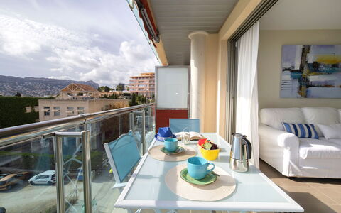 Borumbot: Bâtiment, Propriété, Table, Fenêtre, Bleu Azur, Nuage, Ciel, Architecture, Ombre, Design Intérieur