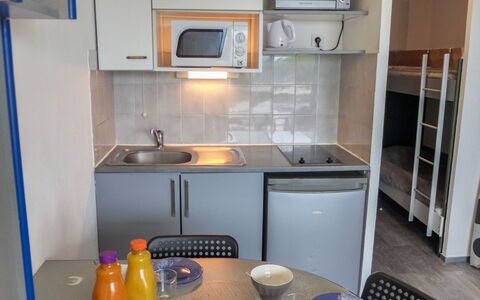 Canet-Plage 690: Cabinetry, Evier, Comptoir, Évier, Propriété, Robinet, Cuisine, Bleu, Appareil De Cuisine, Cuisinière