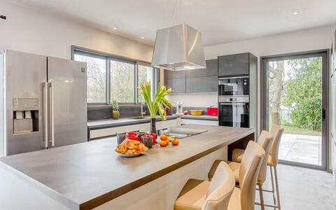 L'Allée Couverte: Cabinetry, Table, Comptoir, Meubles, Propriété, Fenêtre, Chaise, Cuisinière, Bois, Appareil De Cuisine