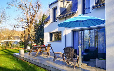 L'Allée Couverte: Plante, Propriété, Ciel, Fenêtre, Bleu, Ombre, Bâtiment, Éclairage, Architecture, Mobilier De Jardin
