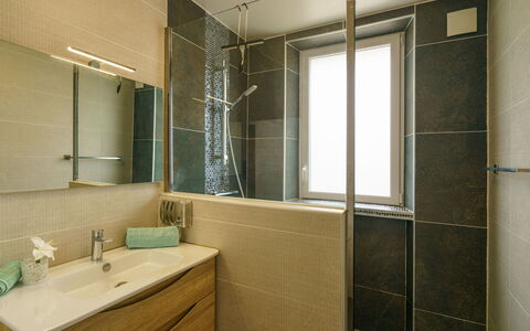 L'Atlantique: Miroir, Robinet, Propriété, Luminaire Plomberie, Évier, Salle De Bains, Fenêtre, Design Intérieur, Lavabo, Bois