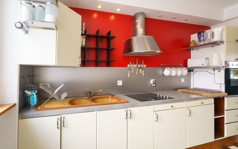 L'Atlantique: Cabinetry, Comptoir, Évier, Evier, Robinet, Cuisinière, Appareil De Cuisine, Cuisine, Électroménager, Capot D'Echappement