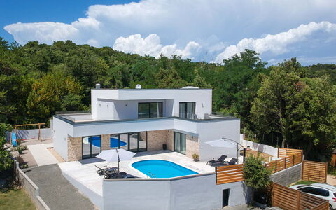 Pinnidae: Nuage, Ciel, Propriété, Bâtiment, Piscine, Bleu, Arbre, Lot Terre, Design Urbain, Fenêtre