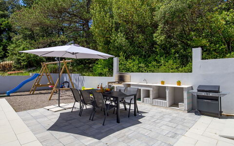 Pinnidae: Table, Meubles, Chaise, Tableau De Plein Air, Ombre, Mobilier De Jardin, Arbre, Architecture, Surface De La Route, Bâtiment