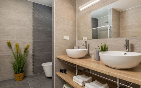 Pinnidae: Miroir, Plante, Propriété, Robinet, Évier, Luminaire Plomberie, Lavabo, Salle De Bains, Bâtiment, Design Intérieur