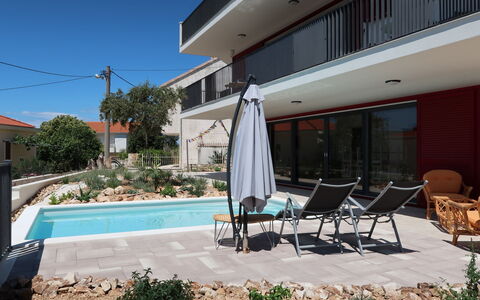 Trogir Vranjica 601: Plante, Meubles, Piscine, Ombre, Chaise, Ciel, Bâtiment, Mobilier De Jardin, Design Intérieur, L'Eau