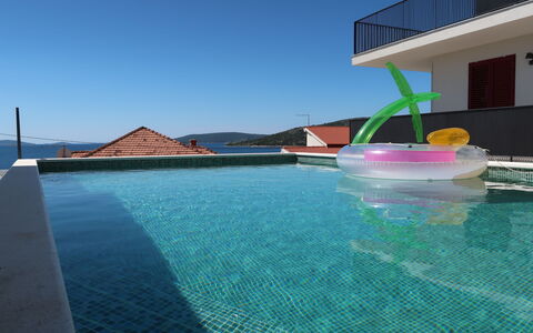 Trogir Vranjica 601: L'Eau, Ciel, Bâtiment, Bleu Azur, Piscine, Plan D'Eau, Maison, Loisir, Aqua, Ville Resort