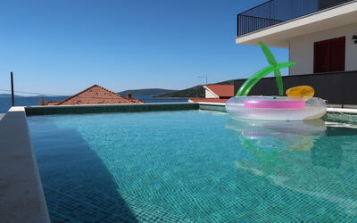 Trogir Vranjica 601: L'Eau, Ciel, Bâtiment, Bleu Azur, Piscine, Plan D'Eau, Maison, Loisir, Aqua, Ville Resort