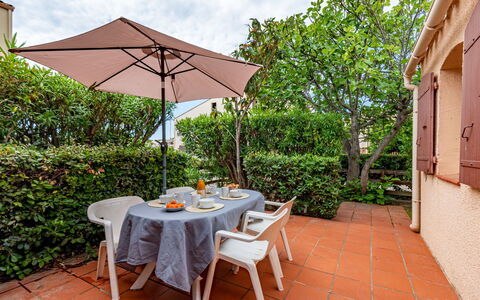 Le Hameau des Capellans: Plante, Table, Propriété, Meubles, Ciel, Tableau De Plein Air, Mobilier De Jardin, Ombre, Nuage, Fenêtre