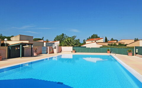 Le Hameau des Capellans: L'Eau, Ciel, Propriété, Piscine, Bâtiment, Plante, Bleu Azur, Mobilier De Jardin, Arbre, Ombre