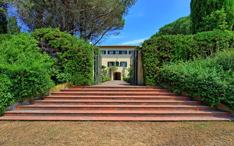Villa Sorbaiano: Plante, Ciel, Propriété, Escaliers, Vert, Bâtiment, Fenêtre, Arbre, Herbe, Immobilier