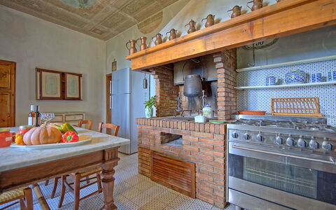 Villa Sorbaiano: Propriété, Meubles, Bâtiment, Cabinetry, Cadre, Table, Bois, Design Intérieur, Comptoir, Cuisine