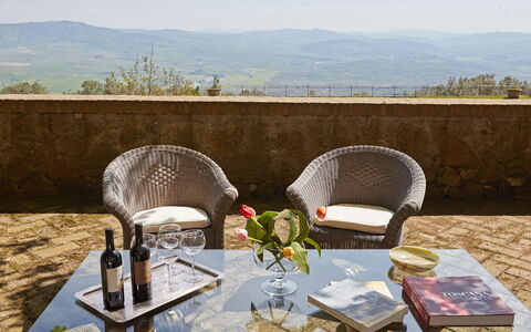Villa Sorbaiano: Ciel, Table, Meubles, Propriété, Plante, Chaise, Tableau De Plein Air, La Nature, Pot De Fleur, Mobilier De Jardin