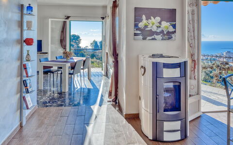 Casa Matilde - Villa Alle Cascine, Imperia: Propriété, Bleu, Bleu Azur, Design Intérieur, Porte, Sol, Table, Sol, Immobilier, Canapé