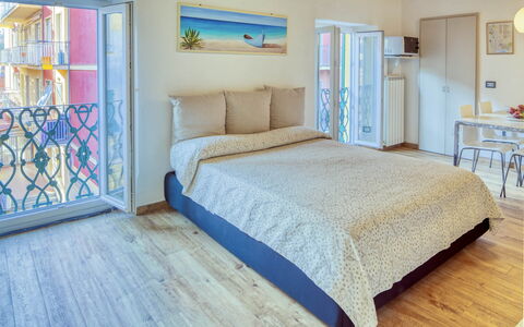 Studio Fede - Levanto: Meubles, Propriété, Bleu, Confort, Bleu Azur, Oreiller, Textile, Bois, Fenêtre, Cadre De Lit