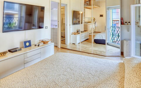 Studio Fede - Levanto: Meubles, Cabinetry, Propriété, Cadre, Bleu Azur, Bâtiment, Bois, Porte, Sol, Maison