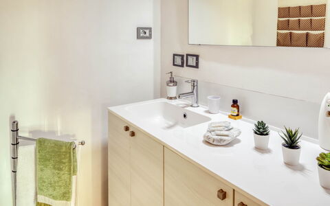 Studio Fede - Levanto: Robinet, Cabinetry, Évier, Propriété, Luminaire Plomberie, Meubles, Plante, Comptoir, Pot De Fleur, Bois