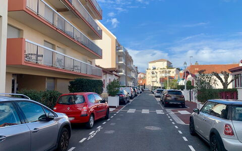 Villa Spring: Voiture, Roue, Véhicule, Bâtiment, Ciel, Véhicule À Moteur, Infrastructure