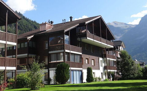 Dorfstrasse 53A: Ciel, Plante, Bâtiment, Nuage, Fenêtre, Arbre, Maison, Bois, Design Urbain, Pente