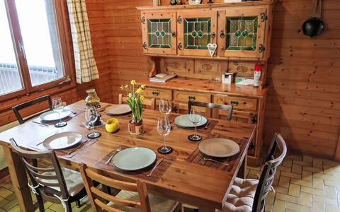 Gommiswald: Meubles, Sol, Table, Design Intérieur, Bois, Chaise, Salle À Manger, Table Cuisine Et Salle A Manger, Sol, Éclairage