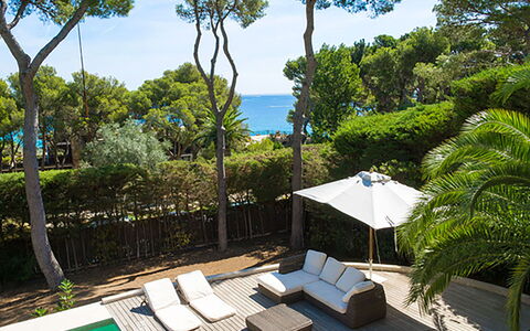 La Gargouille: Propriété, Plante, Bâtiment, Ciel, Meubles, Arbre, Bleu Azur, Ombre, Mobilier De Jardin, Piscine