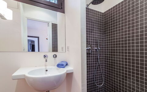 La Gargouille: Miroir, Luminaire Plomberie, Robinet, Évier, Propriété, Lavabo, Violet, Salle De Bains, Fenêtre, Noir