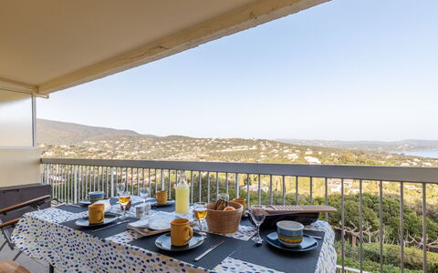 Les Coccinelles: Ciel, Table, Vaisselle, Meubles, Propriété, Bâtiment, Plante, Chaise, Bleu Azur, Mobilier De Jardin