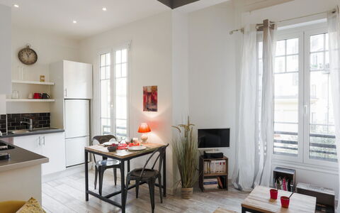 Le Paganini: Meubles, Propriété, Table, Fenêtre, Design Intérieur, Bois, Bâtiment, Canapé, Salon