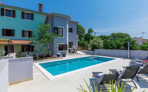 Anita: L'Eau, Plante, Bâtiment, Jour, Propriété, Ciel, Piscine, Bleu Azur, Arbre, Plan D'Eau