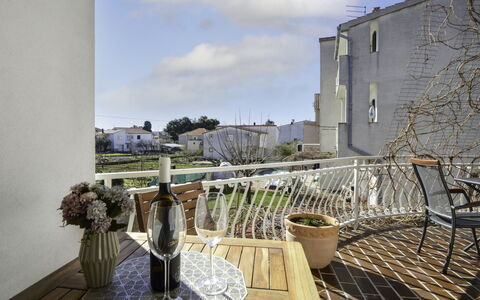 Sunce: Nuage, Ciel, Table, Meubles, Propriété, Plante, Bâtiment, Chaise, Lumière, Design Intérieur