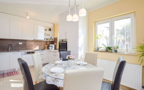 Sunce: Meubles, Propriété, Table, Chaise, Plante, Cabinetry, Bâtiment, Plante D'Appartement, Fenêtre, Design Intérieur