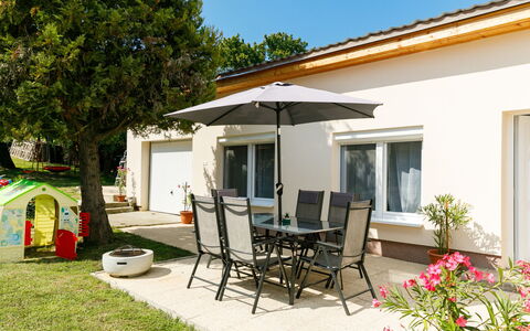 Cherry: Fleur, Plante, Bâtiment, Propriété, Fenêtre, Ciel, Ombre, Chaise, Arbre, Maison