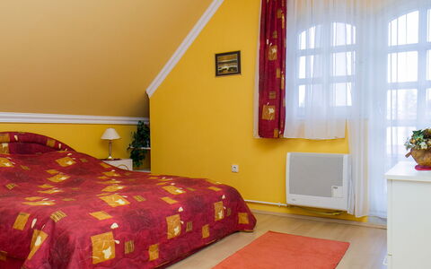 Thuja: Meubles, Propriété, Confort, Fenêtre, Bois, Plante, Orange, Bâtiment, Textile, Design Intérieur