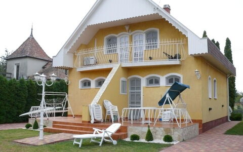 Thuja: Plante, Ciel, Propriété, Fenêtre, Bâtiment, Porche, Lot Terre, Mobilier De Jardin, Herbe, Parapluie