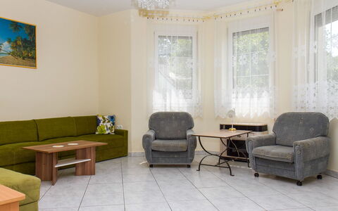 Leon: Meubles, Table, Bâtiment, Plante, Chaise, Bois, Design Intérieur, Éclairage, Ombre, Confort